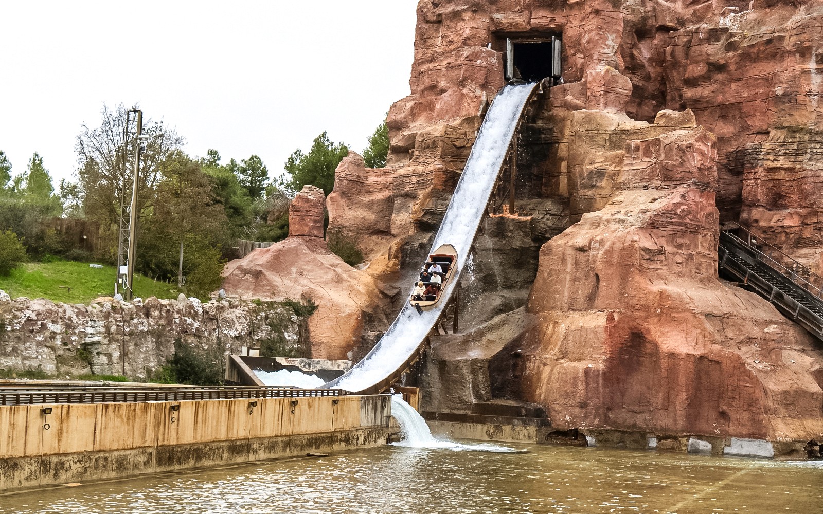 Roller coaster descending steep drop at Parque Warner Madrid.
