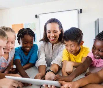 professora incentivando o hábito da leitura nos alunos