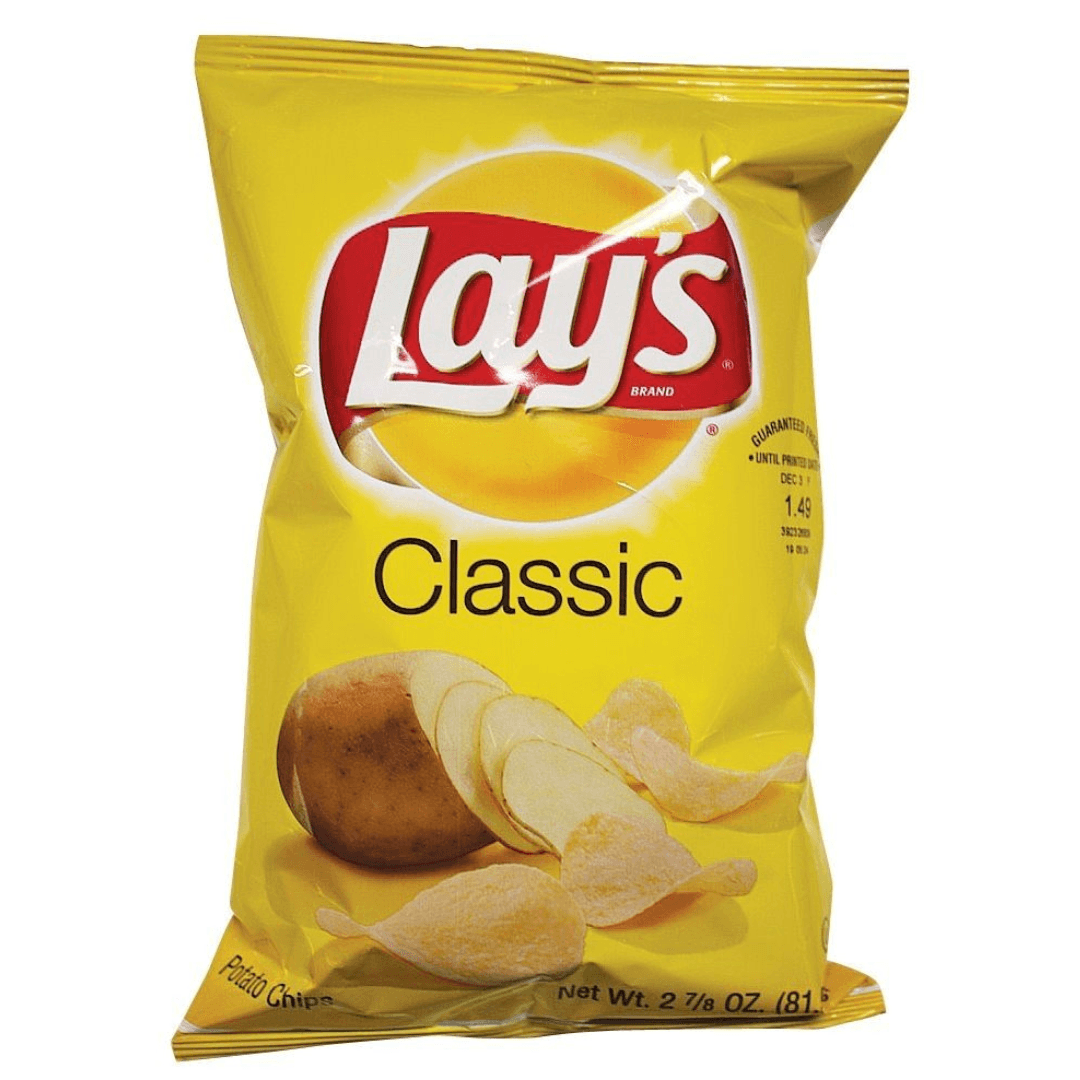Gelbe Lay’s Classic Chips Tüte mit Markenlogo und Abbildung von knusprigen Kartoffelchips – Produktfoto für Snack-, Lebensmittel- und FMCG-Marketing.