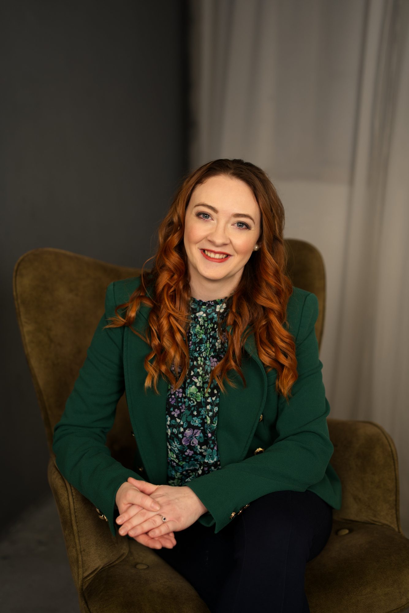 Portrétní business focení - modelka pózuje v ateliéru