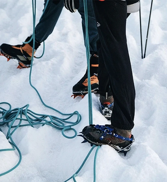 Couple avec chaussures à crampons sur falaise