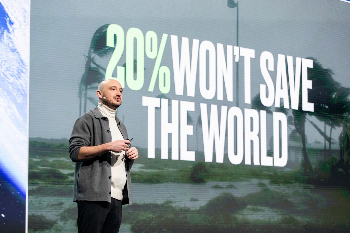 Zwei Geschäftspersonen stehen an einem Konferenztisch und diskutieren intensiv