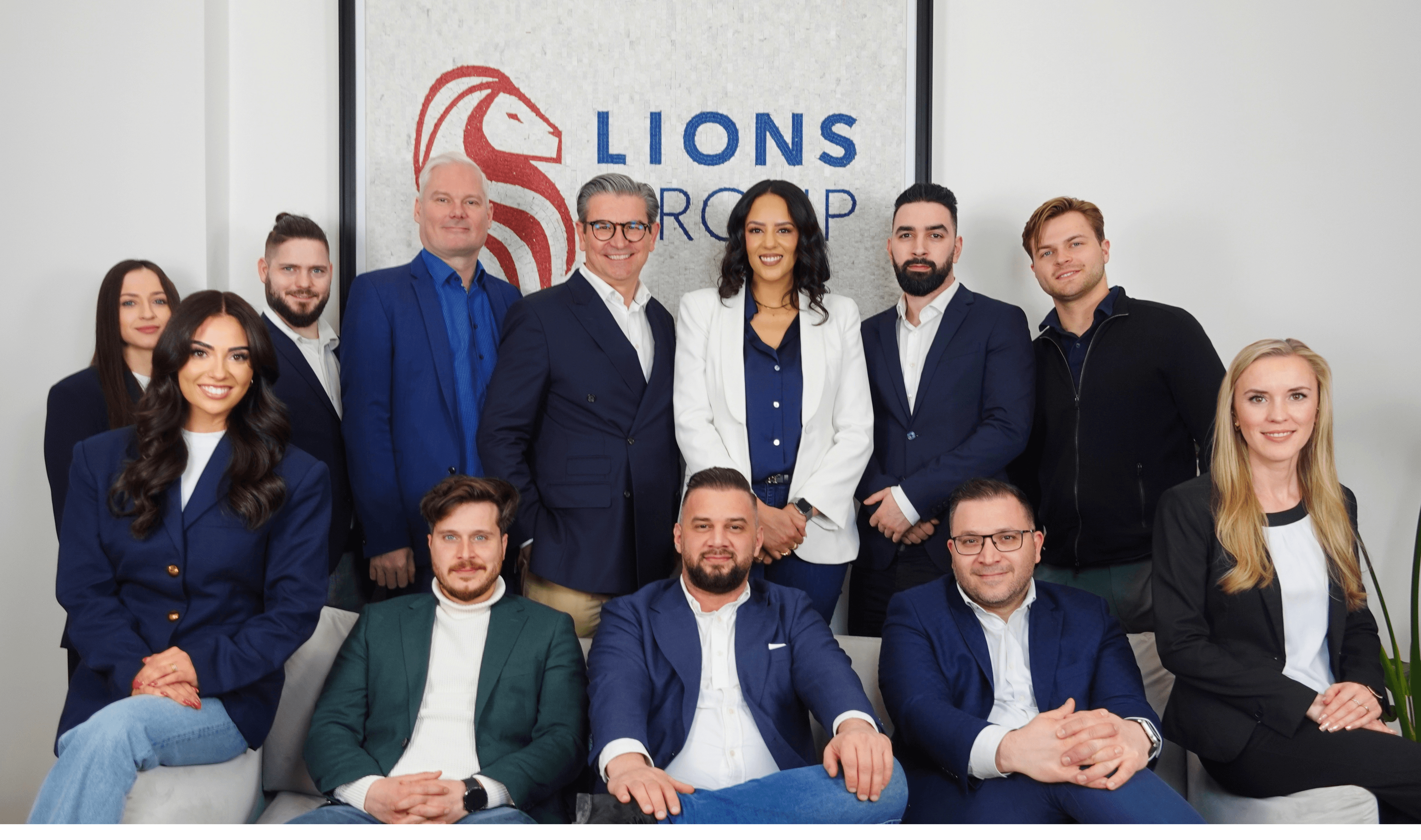 Lions Group Team beim Berliner Oldtimer-Event – Versicherungsmakler  Stand mit schwarzem Mercedes 300 SL und All-Risk Oldtimer-Versicherung