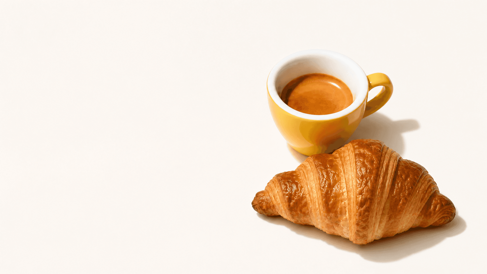 Sárga csésze és croissant grafikus csendéletben