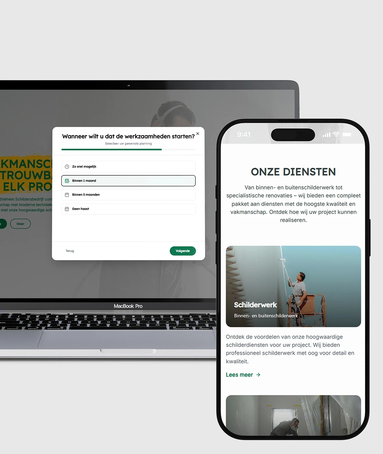 Openstaande laptop met een multistep form voor een offerte met hiernaast een mobiele telefoon die de diensten toont.