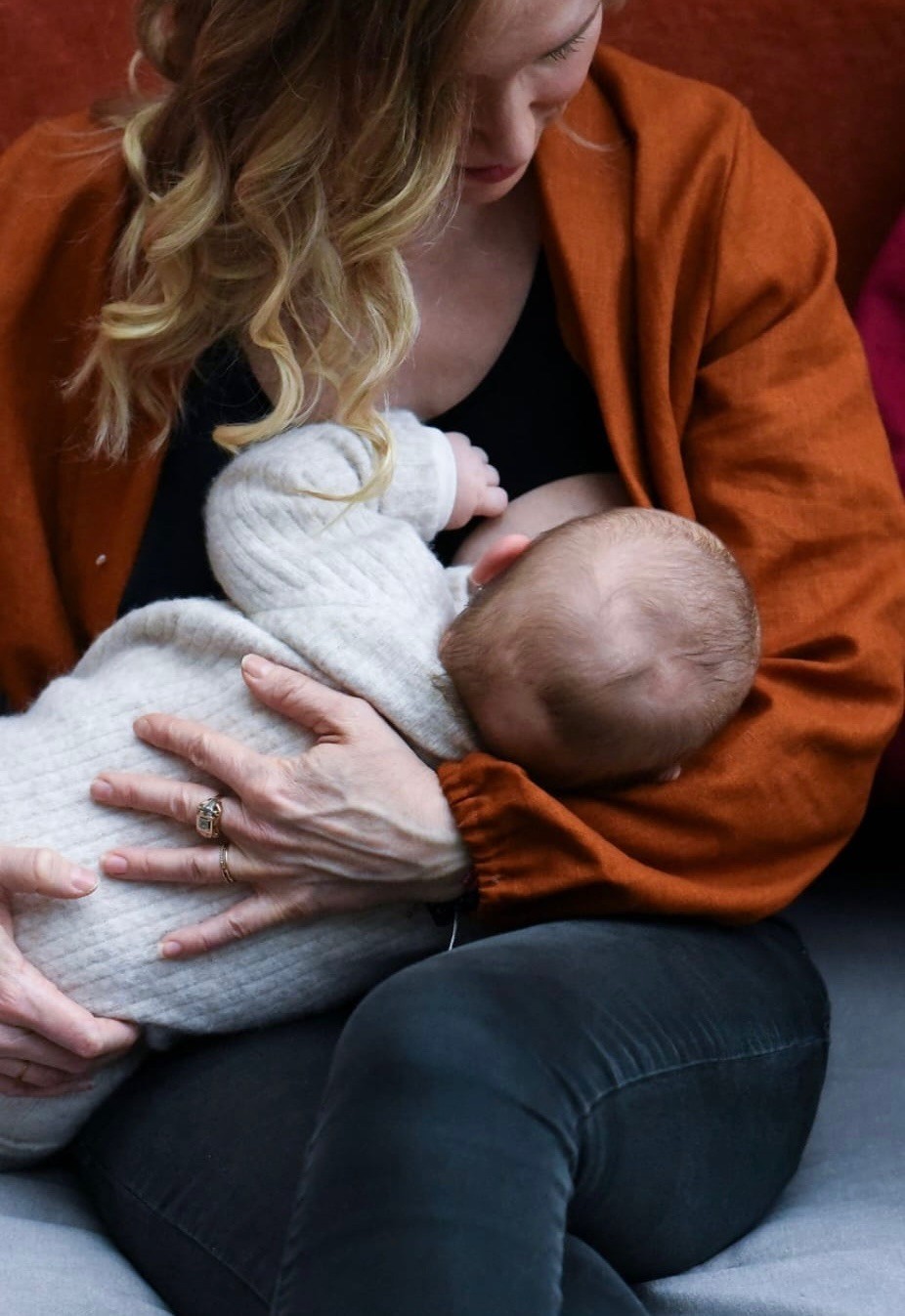 Quatre jeunes mamans élégantes portent des chemisiers d’allaitement pratiques et raffinés dans des teintes vert émeraude, orange et bordeaux. Confortables et tendance, ils permettent d’allaiter facilement grâce à des ouvertures discrètes, tout en mettant en valeur la silhouette. Parfait pour illustrer la maternité moderne et naturelle, ce visuel reflète douceur, complicité et style pour les femmes qui souhaitent allaiter avec confort et élégance.