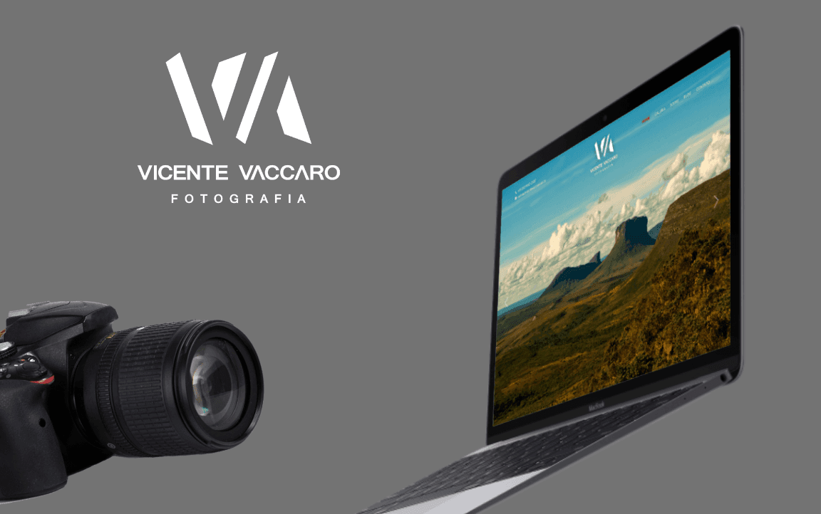 Logo Vicente Vaccaro Fotografia ao lado de uma câmera DSLR e de um notebook mostrando o site do fotógrafo, com destaque para uma paisagem montanhosa sob um céu azul.