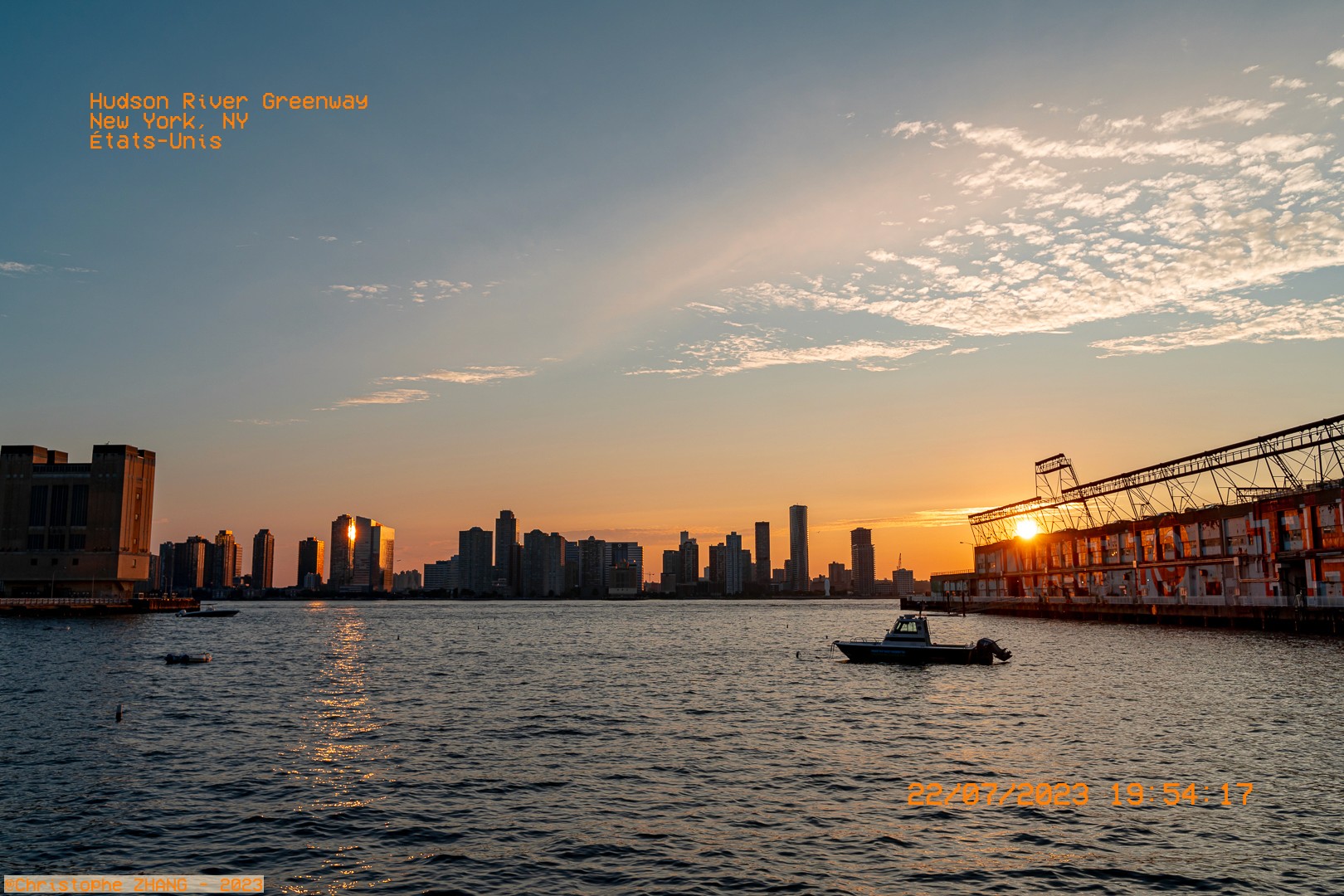Bateau sur l'Hudson River au coucher du soleil, près des quais de New York.