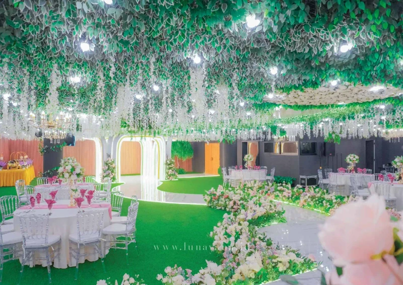 Area resepsi pernikahan lengkap dengan meja tamu dan dekorasi di Aruna Vana Events, Jakarta Selatan