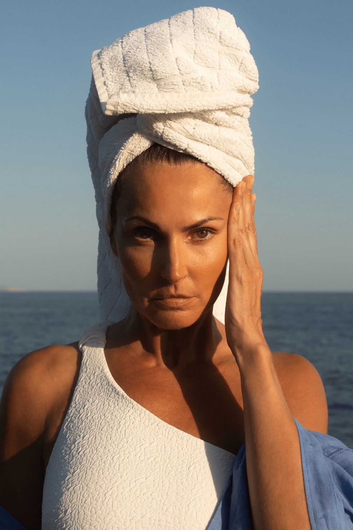 Sesja zdjęciowa dla Skin Minimalism – portret kobiety na tle morza