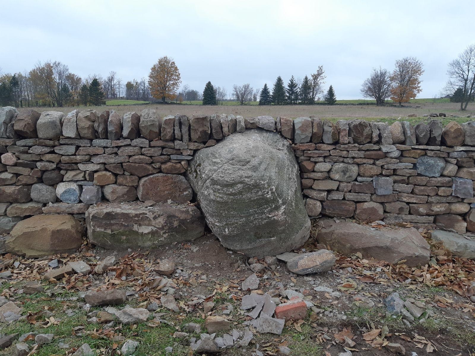 Trockenmauerkunstwerk Trockensteinmauer von Dean McLellan
