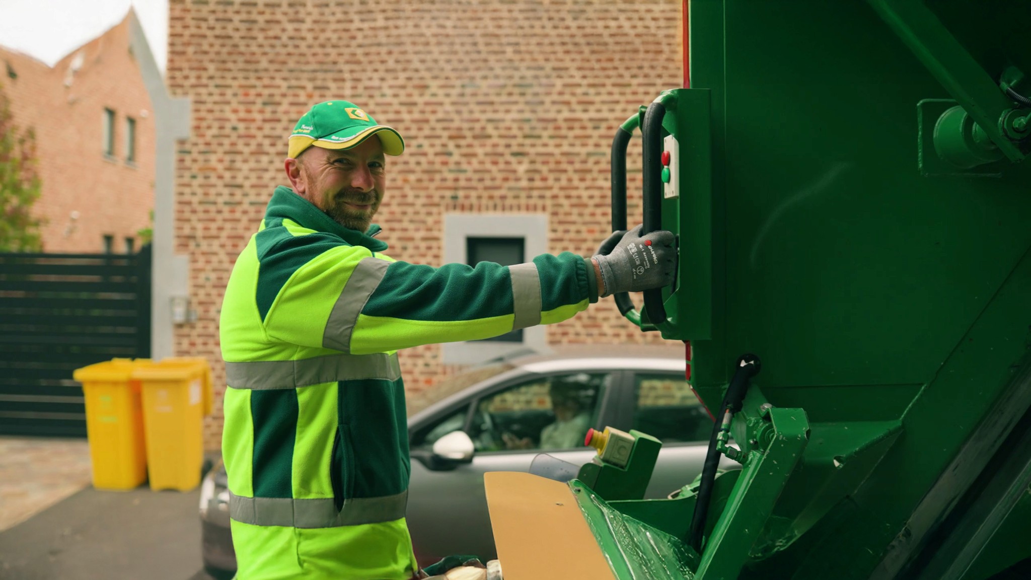 Georges-Louis Bouchez devant des militants expliquant à Bruxelles les futures décisions du gouvernement Arizona
