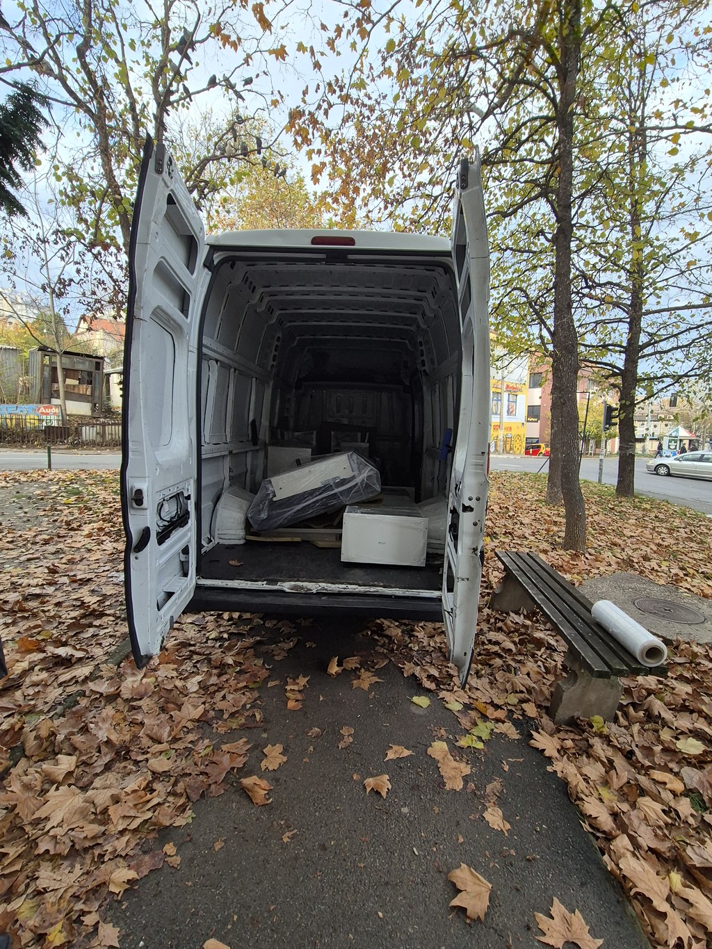 Utovar nameštaja u kombi Ares Selidbe na lokaciji, pakovanje i prevoz stvari.