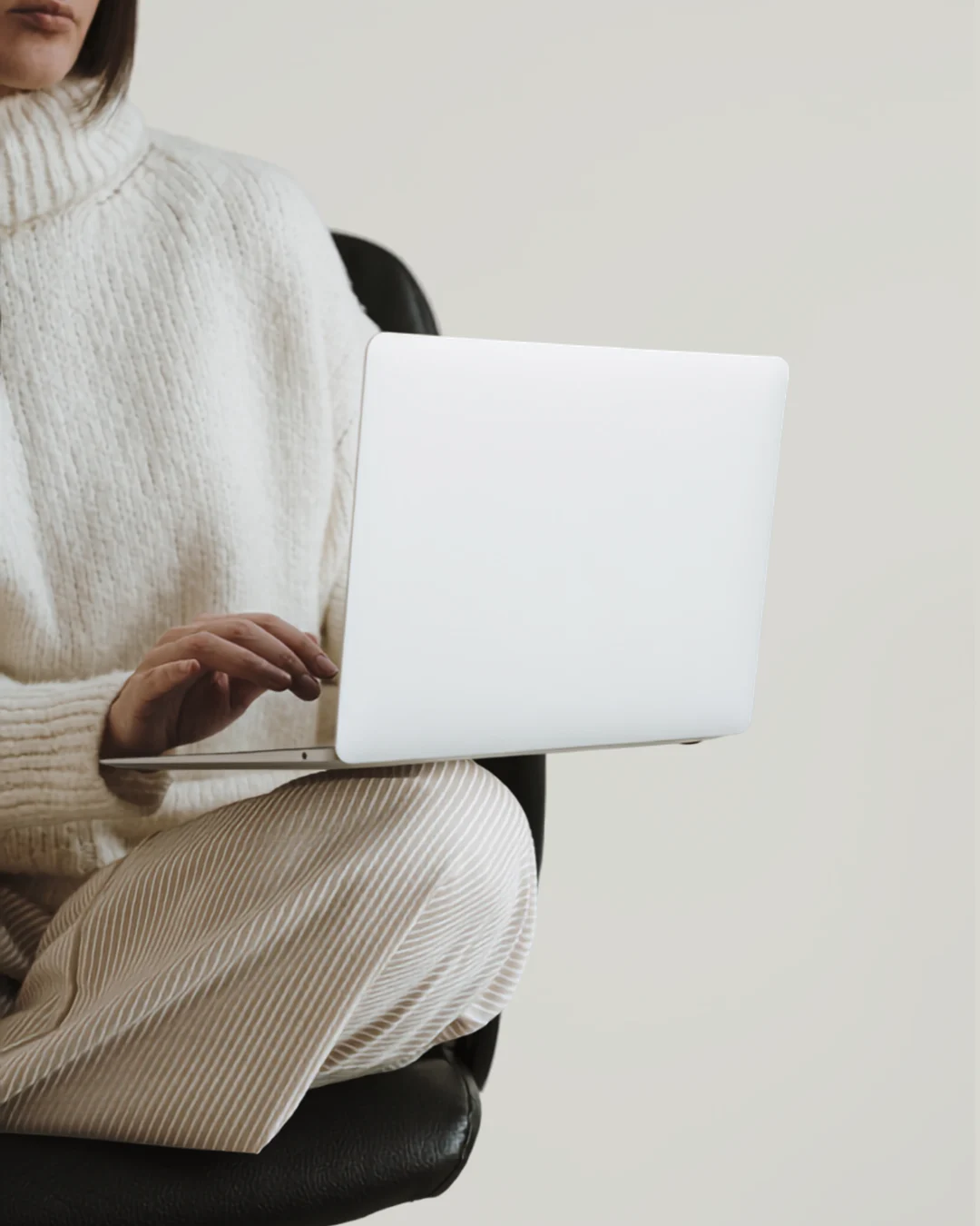 Osoba z uniesionymi rękami biegnąca drogą o zachodzie słońca, symbol sukcesu po poprawie strony internetowej