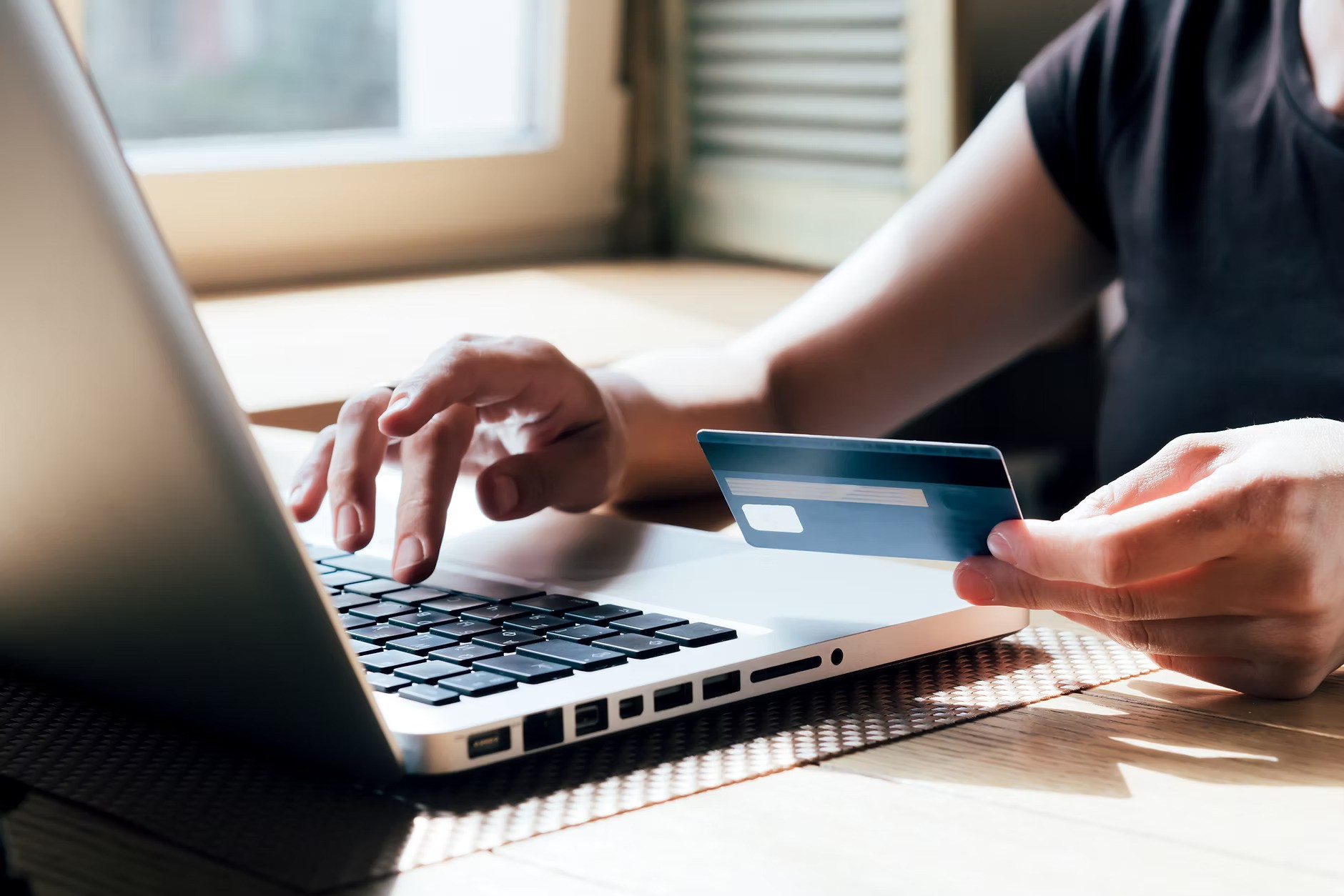 woman paying an invoice online so that her service provider isn't chasing late payments