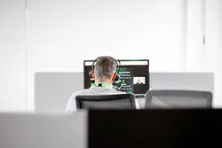 Photographe professionnel à Grenoble en situation de prise de vue sur écran de travail