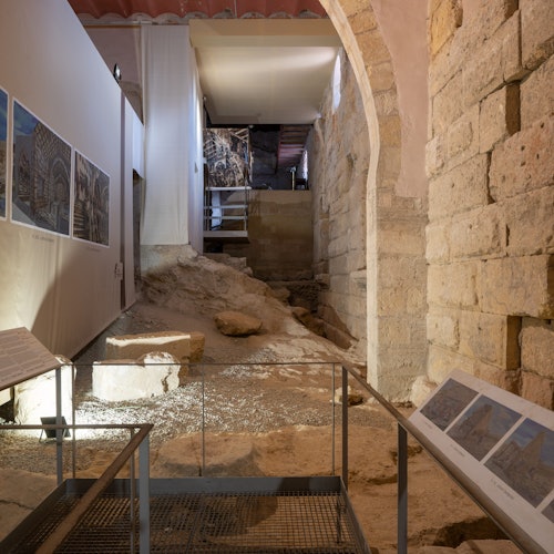 Arkeologisk rundtur. Perimeter väggen av kultområdet i det romerska Tarraco.