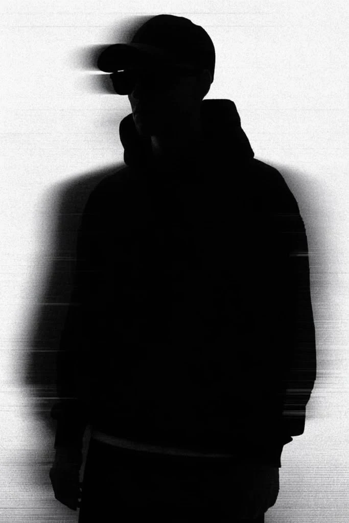 Profil osoby w jasnej technicznej kurtce na błękitnym tle, futurystyczna fotografia wizerunkowa podkreślająca kreatywny kierunek artystyczny Studio Zwinni.