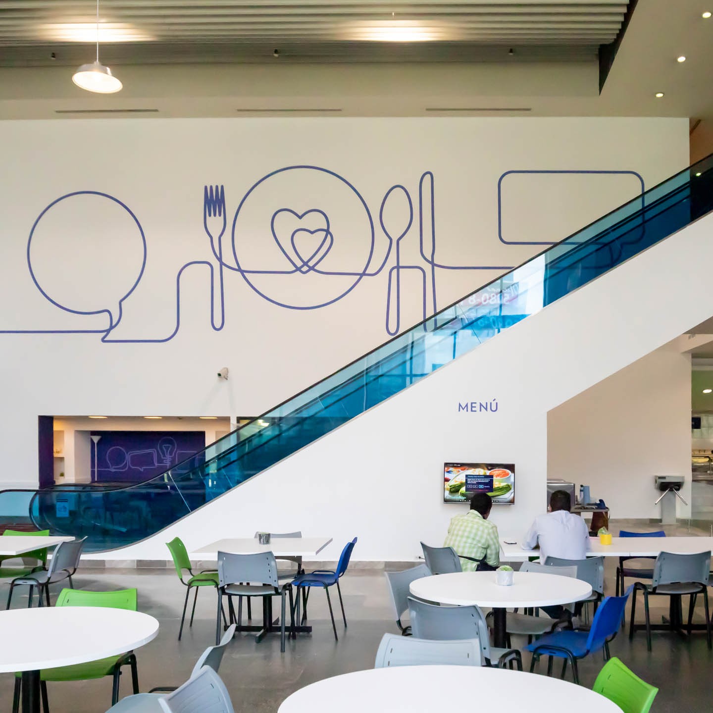 FCA Comedores mural of a plate and cutlery by the escalator