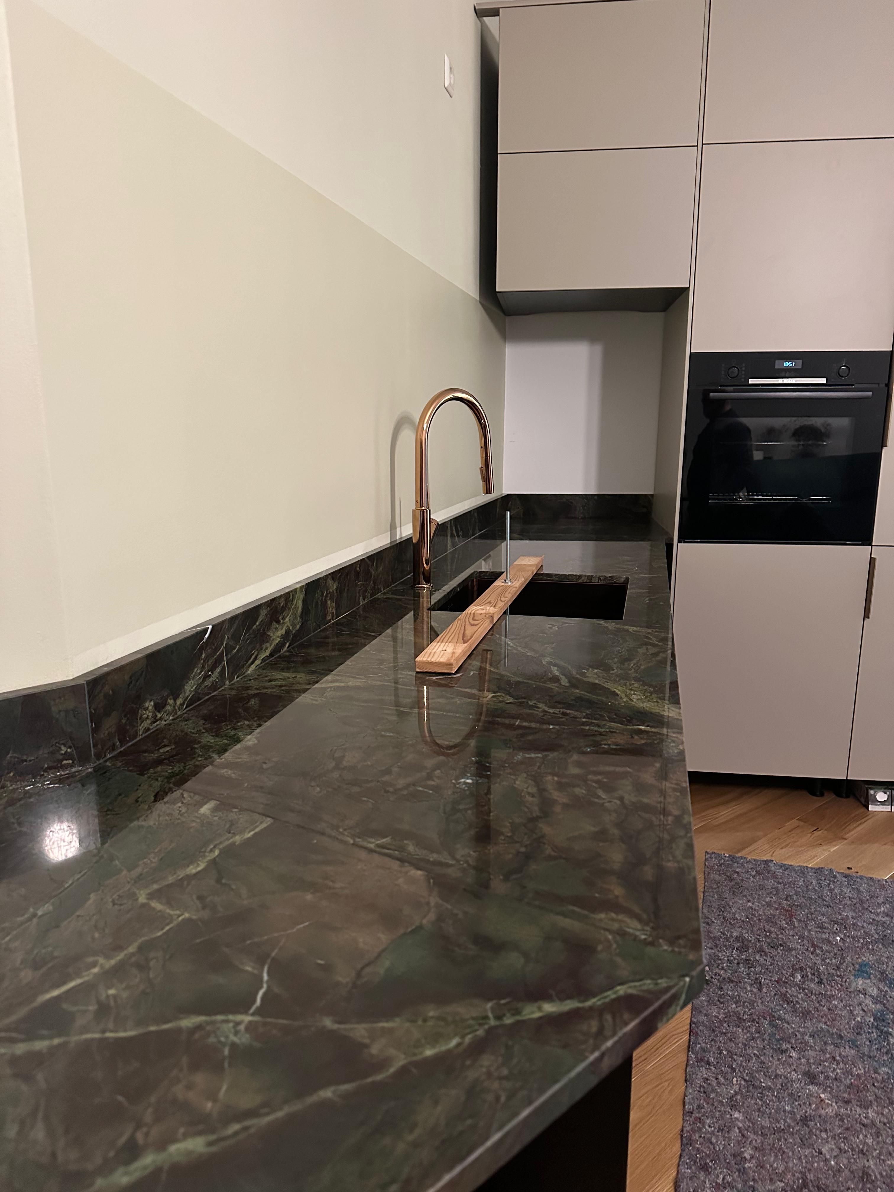 Detailaufnahme der Verde Borgogna Extra Granit Maserung in moderner Berliner Küche