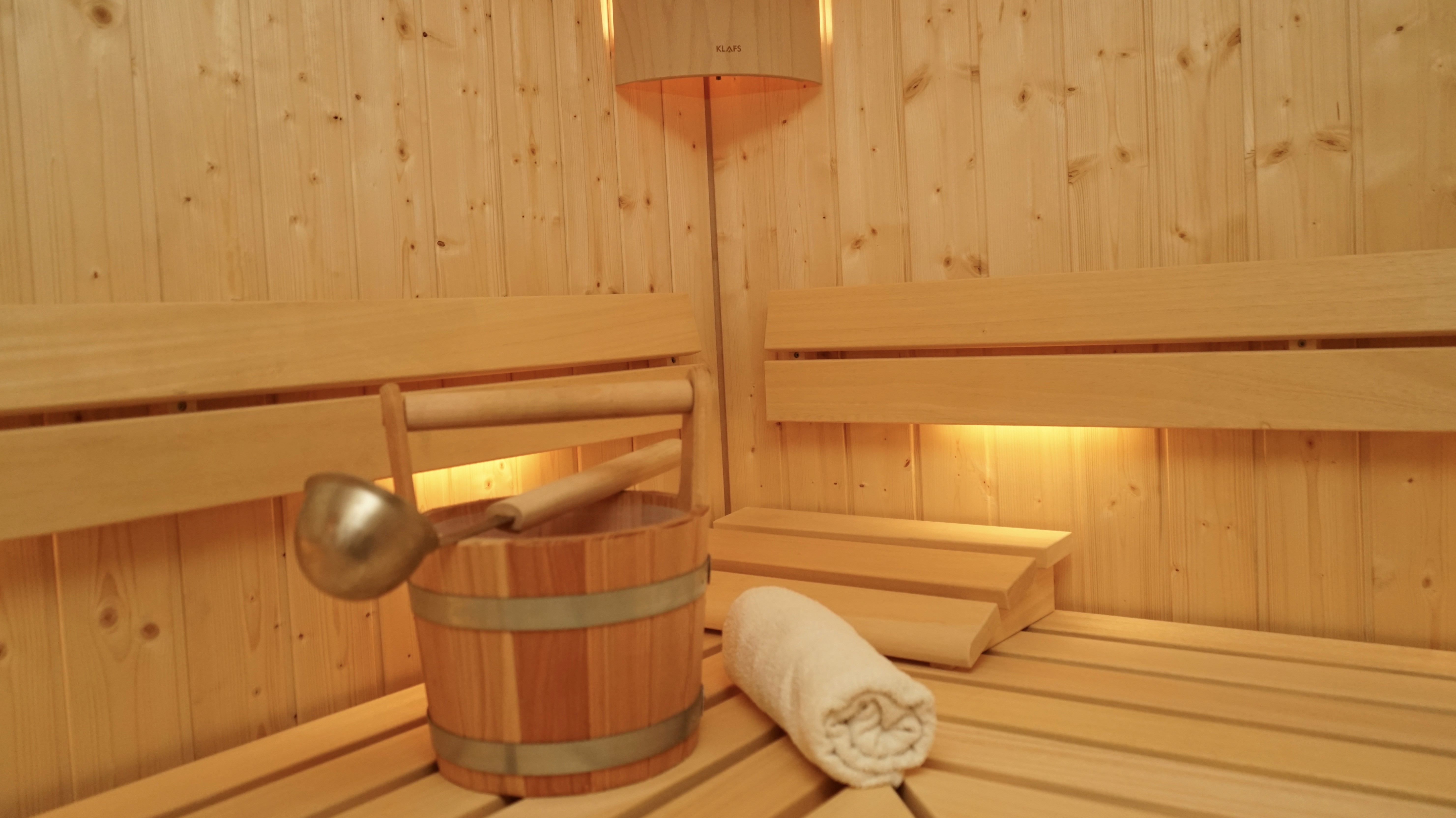 Finnische Sauna mit Aufguss Eimer und Handtuch