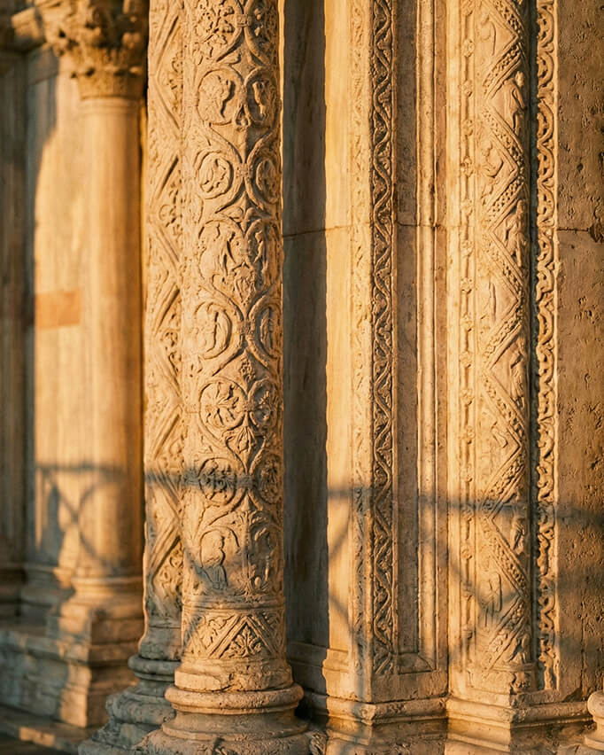 Архитектурные детали Венеции — резные колонны исторических зданий в центре города