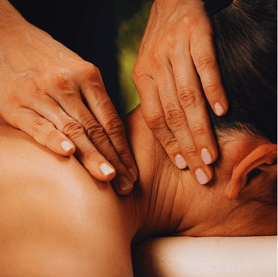Gros plan d'une femme qui se fait masser la nuque