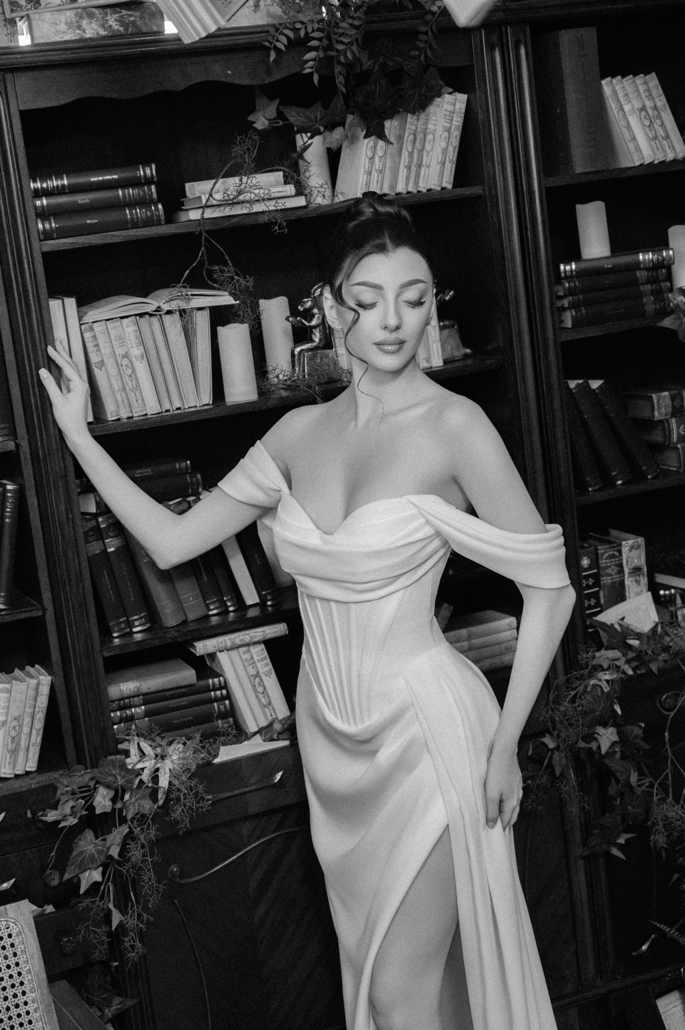 Portret alb-negru de mireasă cu rochie elegantă și fundal de bibliotecă, fotografie de nuntă în București