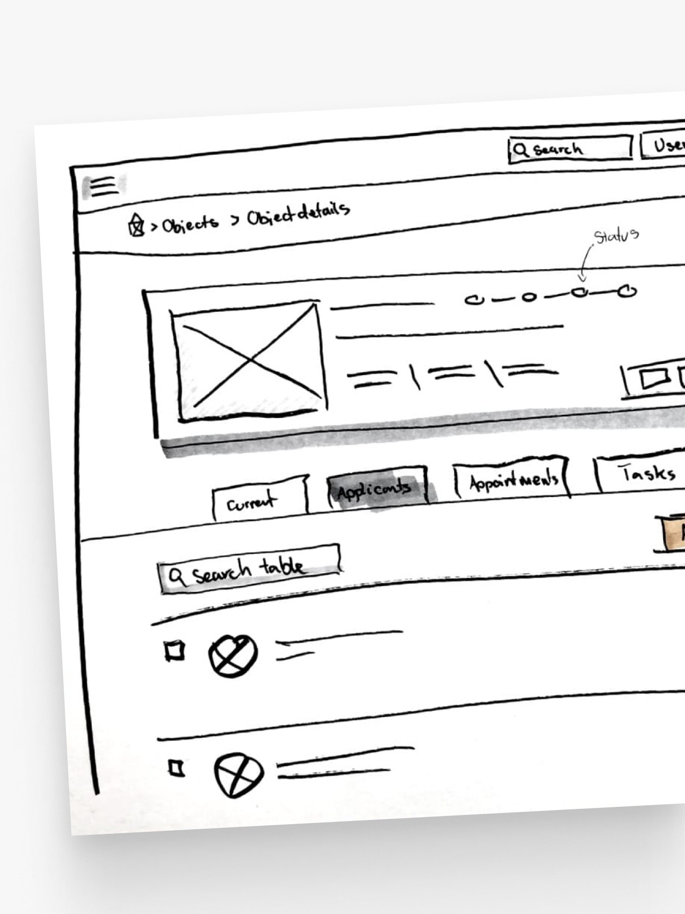 Handgezeichnete Skizze einer Web-Oberfläche mit Navigation, Suchleiste und Tabellenansicht.