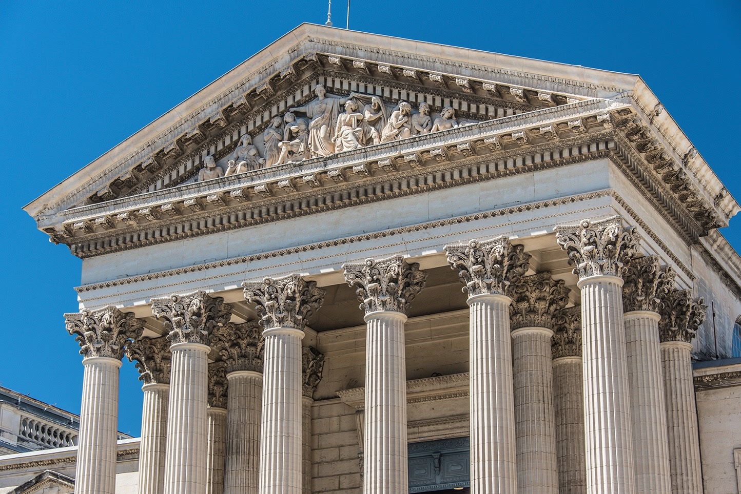 Façade d’un palais de justice symbolisant l’expertise juridique et la défense des droits des automobilistes