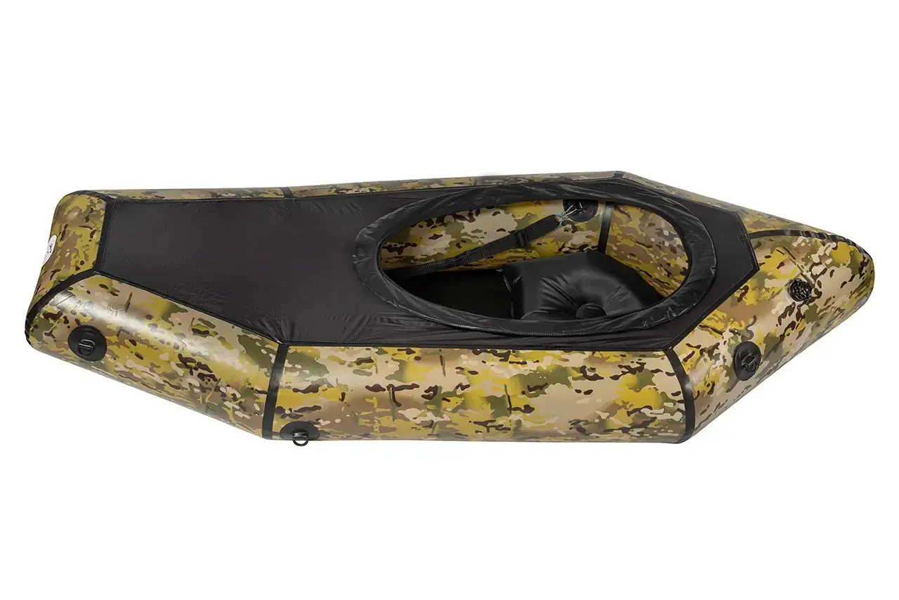 Jednoosobowy packraft wyprawowy w kamuflażu z zamkniętym pokładem.