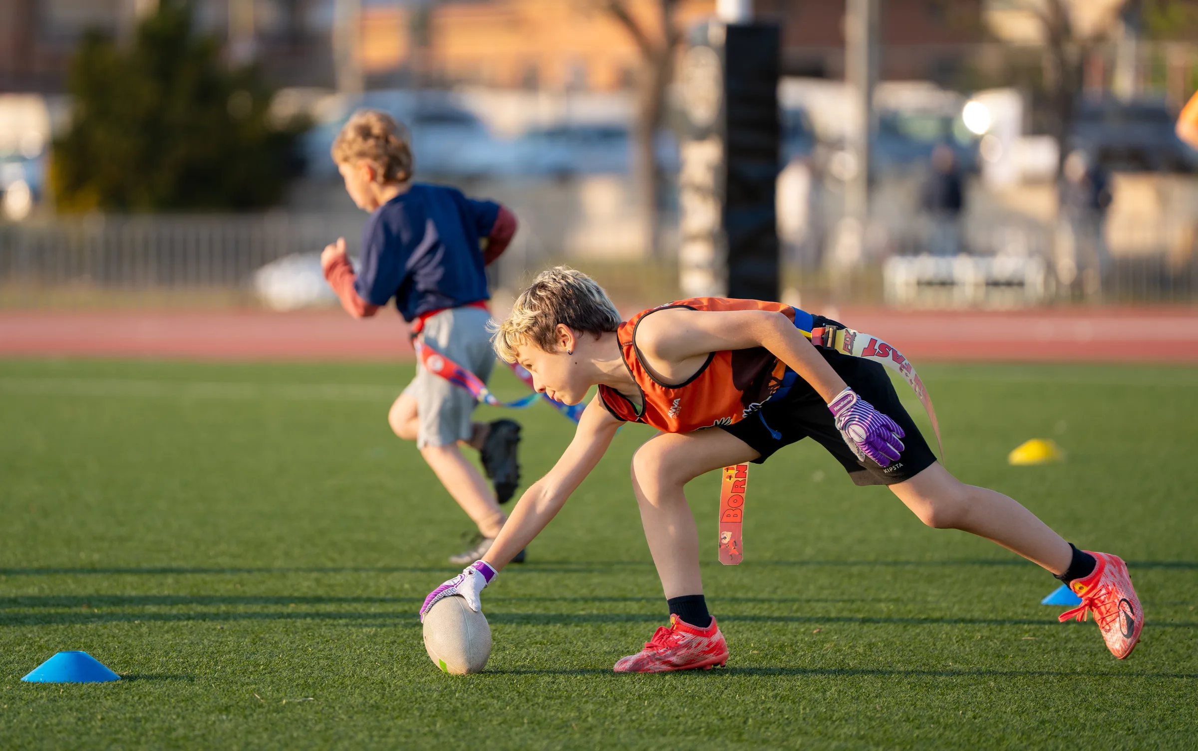 Jugadores del equipo Sub-11 Cornellà Meerkats en entrenamiento de flag football el 23 de marzo 2026, foto de Nolan Pardo