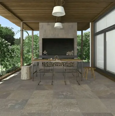 Porcelanato Quarzita Blend 58×58 colocado en una galería