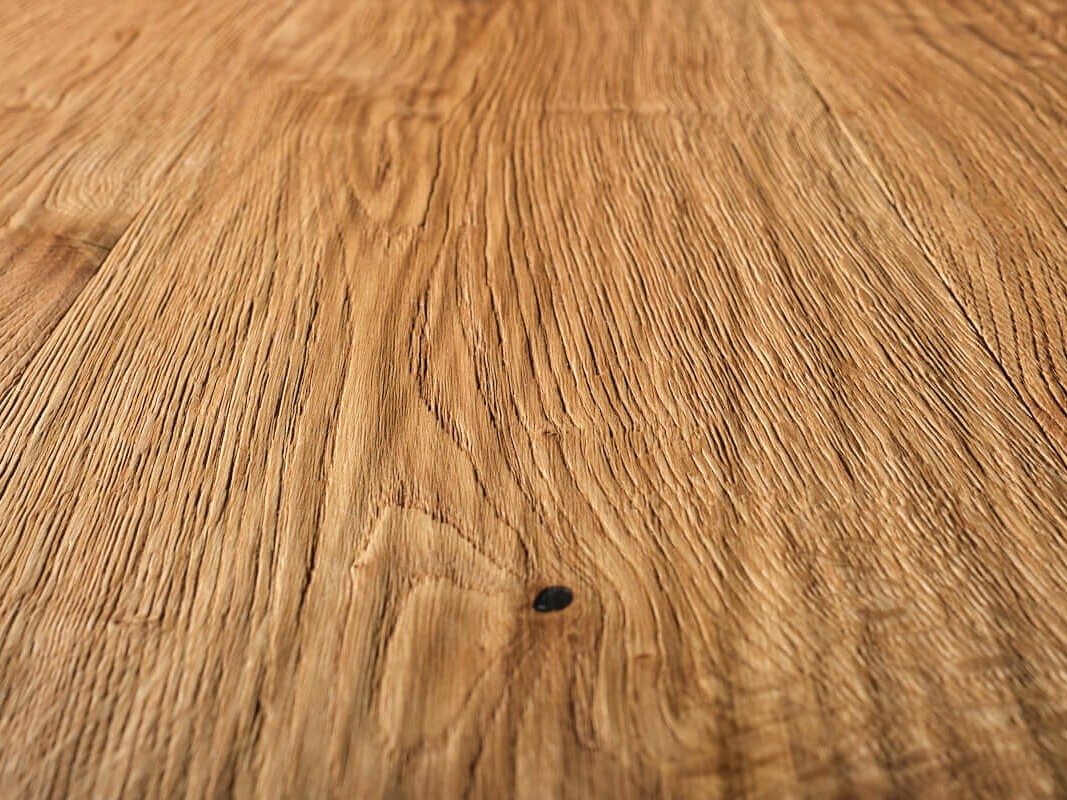 oberflaeche-intensiv-handgehobelt-stark-gebuerstet