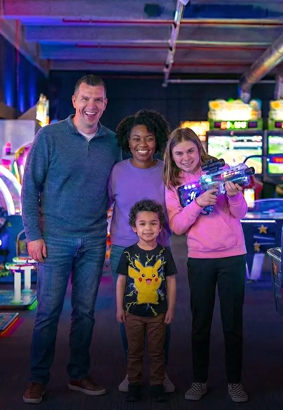 Famille dans un centre de loisirs