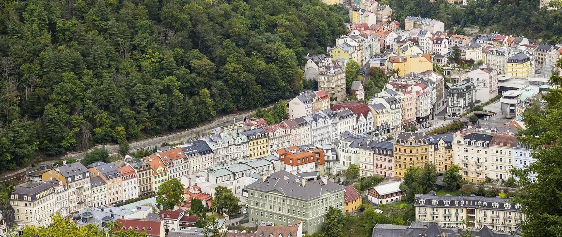 Pohled na lázeňské údolí. Místo s lesklou fasádou, ale i specifickými regionálními výzvami.