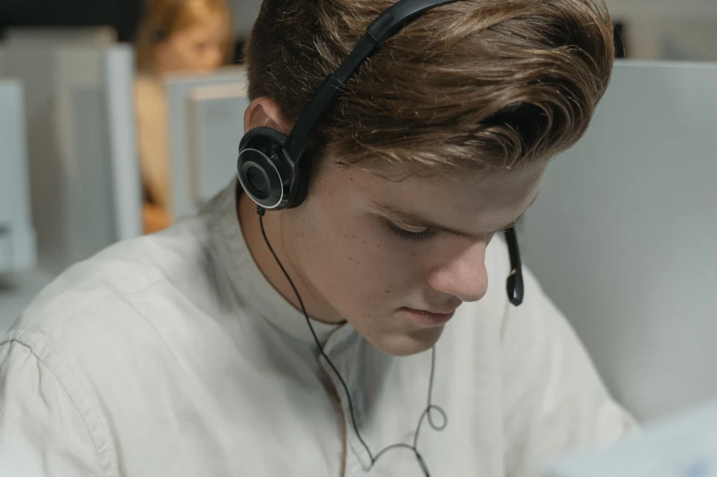 Technicien support informatique avec un casque, traitant une demande utilisateur