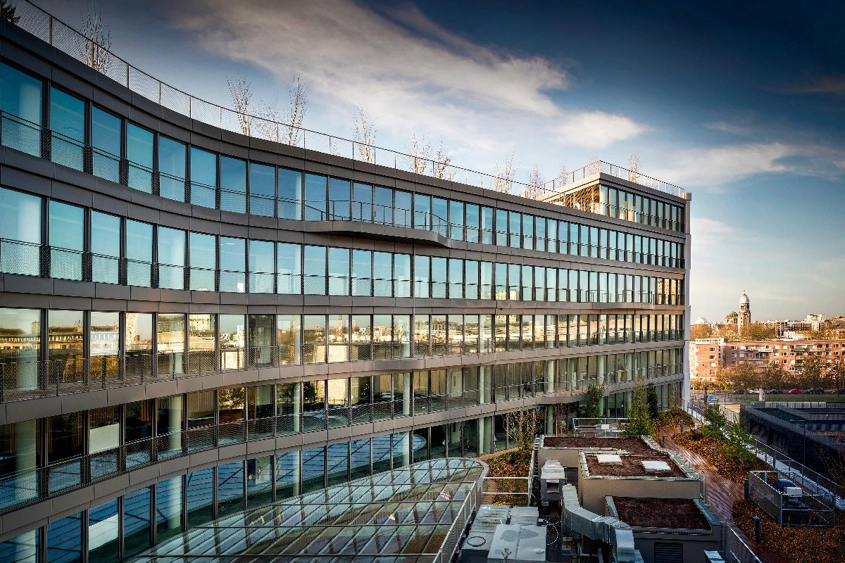 Photographie terrasse vitrée immeuble MEL Lille — photographe corporate Lille | Anteale Yann Manac’h 2025