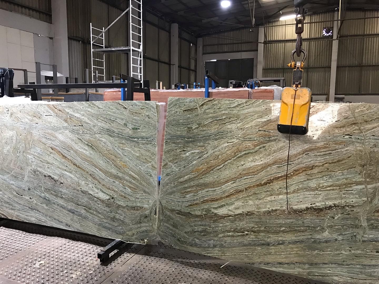 Titanium Onyx slab mit diagonaler Maserung im Lager