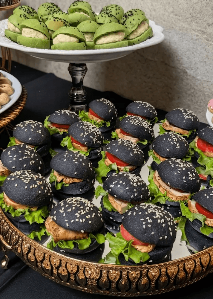 Coffee Break Ejecutivo premium con montaje elegante de termos, tazas y bocados finos para reuniones corporativas.