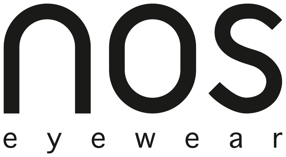 Logo ufficiale NOS Eyewear in nero e grigio, caratterizzato da un lettering minuscolo moderno, morbido e minimale, accompagnato dalla parola “eyewear”. NOS nasce dall’evoluzione di Luxol, storica azienda fondata nel 1969 e ancora radicata nel distretto dell’occhialeria del Cadore. Le montature vengono progettate e realizzate interamente in Italia attraverso una filiera che valorizza materiali italiani, maestria artigiana, tecnologia e controllo diretto delle numerose fasi produttive. Il brand è particolarmente riconoscibile per la lavorazione combinata di metallo e acetato, utilizzati attraverso stratificazioni, trasparenze, smalti, texture e accostamenti cromatici sofisticati. Strutture in acciaio con filo di nylon, terminali ergonomici e dettagli tecnici sono studiati per ottenere leggerezza, resistenza, equilibrio e comfort. NOS interpreta un’idea contemporanea di italianità libera da stereotipi, con montature durevoli e uno stile fluido e anticonvenzionale. Brand 100% Made in Italy selezionato da Ottica Dentella per chi ricerca design cadorino, qualità costruttiva ed eleganza tecnica.