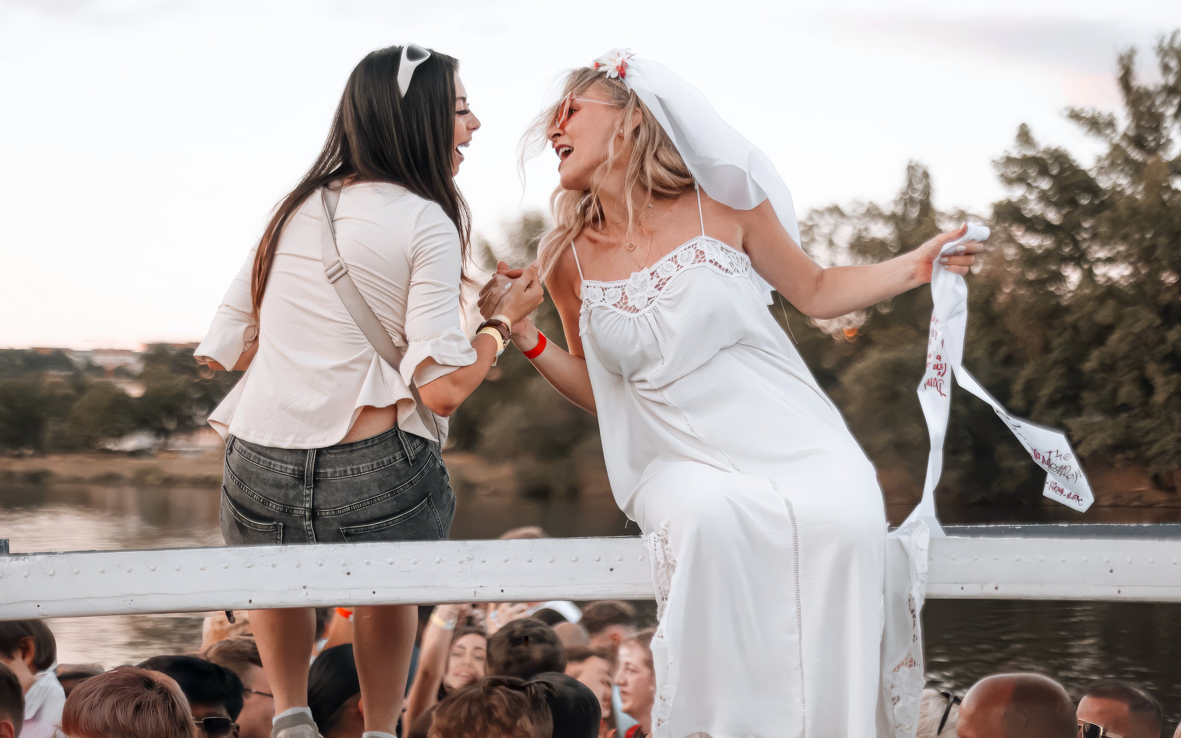 人們在遊船上歡慶，同時欣賞優美的河景。