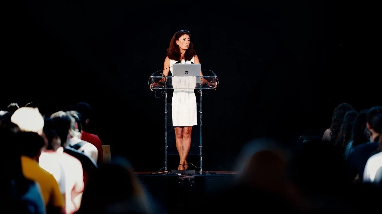 Conférencière s'adresant au public