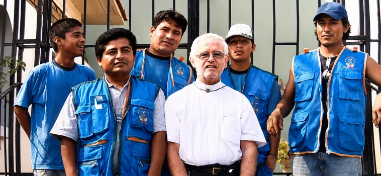 Personal de Traperos de Emaús posando juntos con el chaleco y uniforme oficial.