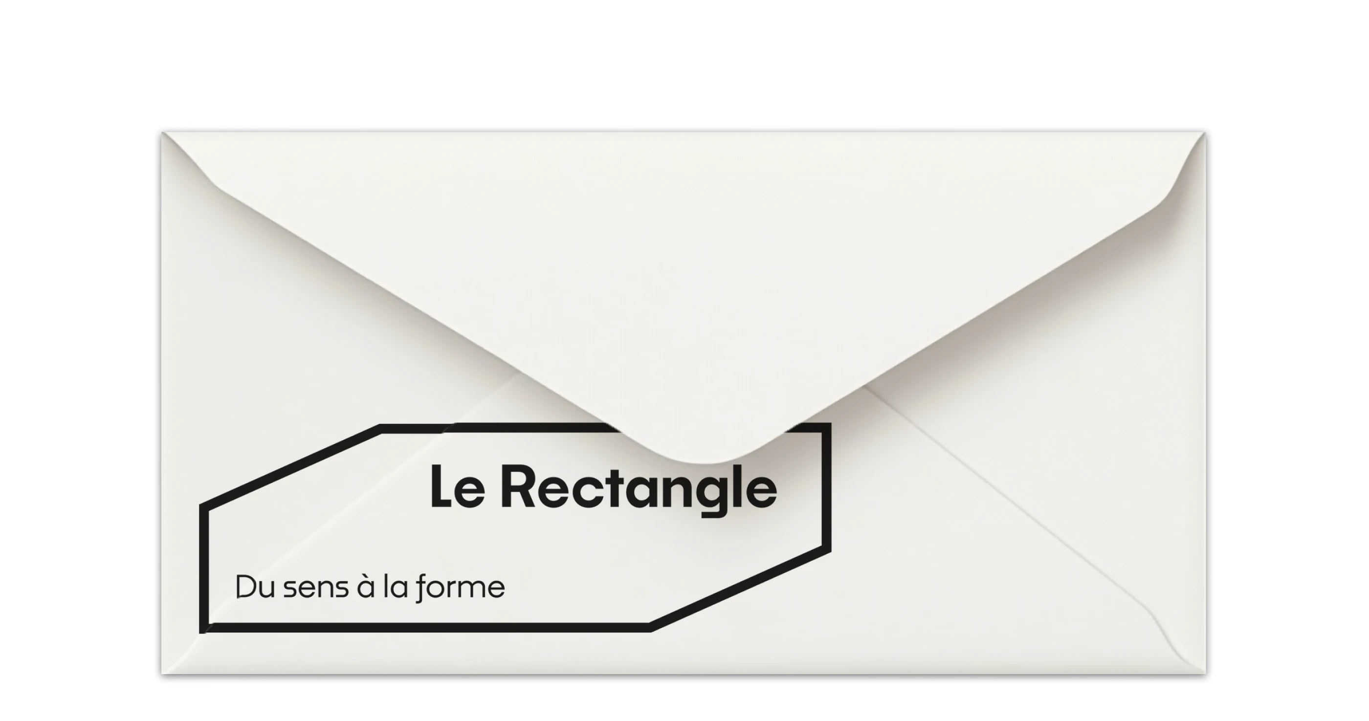 Logo Le Rectangle estampillé en noir sur une enveloppe en papier de création blanc cassé, avec le slogan 'Du sens à la forme'.