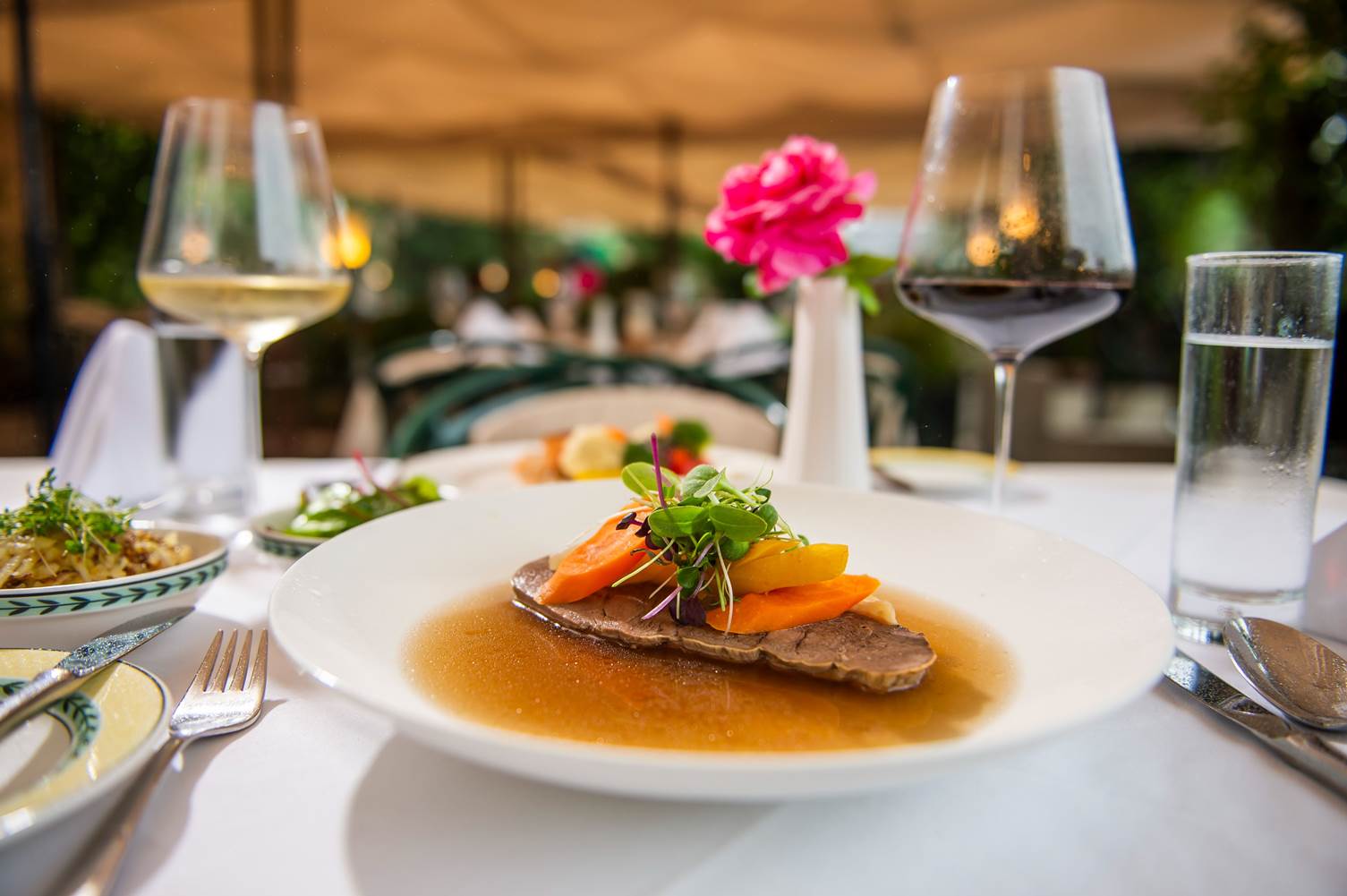 Kunstvoll angerichtetes Gericht auf einem Tisch im Restaurant.