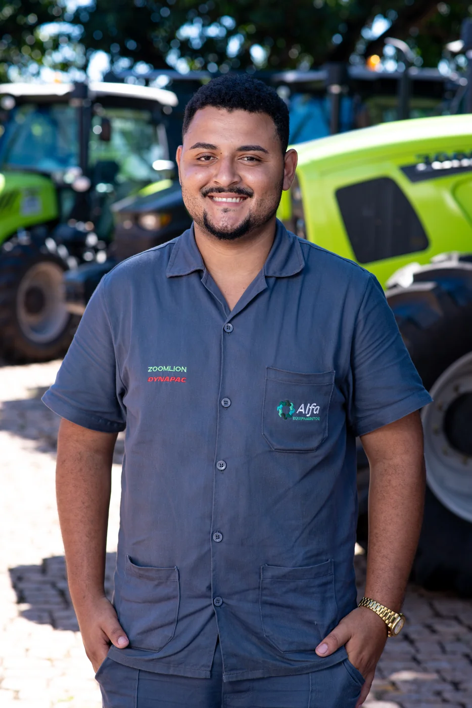 Colaborador da Alfa Equipamentos diante de trator Zoomlion em Mato Grosso do Sul
