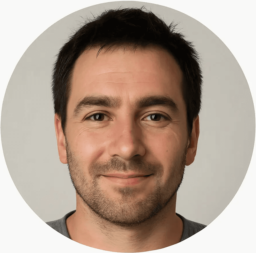 Authentisches Portrait eines zufriedenen Mitarbeiters in der Arbeitskleidung von Fix & Clean – zeigt echte Menschen hinter erstklassigem Reinigungsservice.