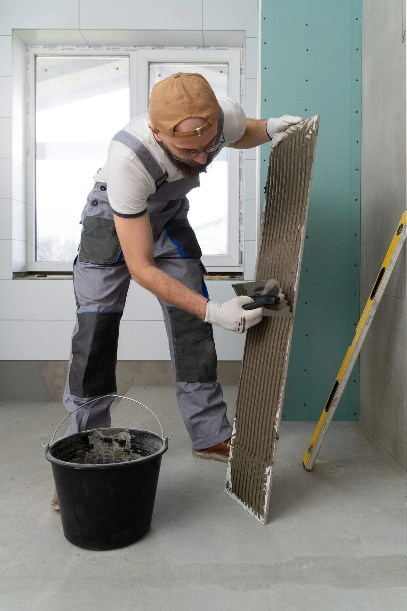 Travaux de rénovation intérieure avec ajustement de mur et préparation avant finition résidentielle