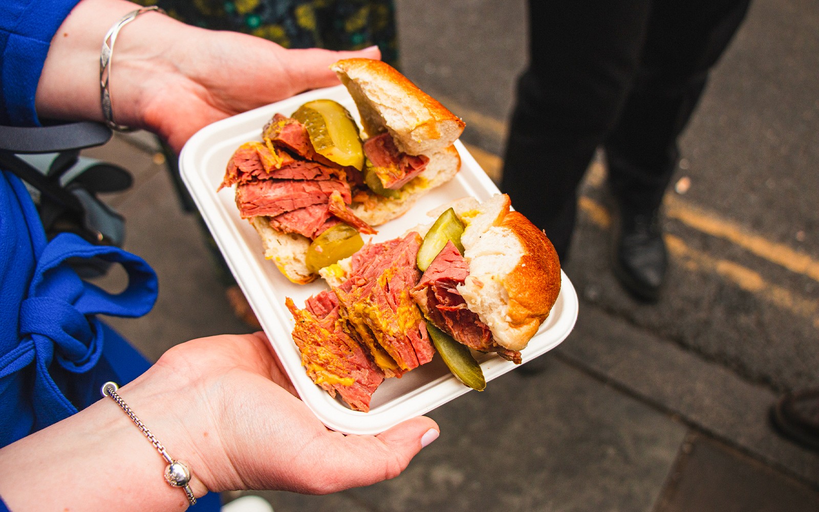 Pastrami samloka með sýrðum gúrkum á matarferð um Brick Lane í London.